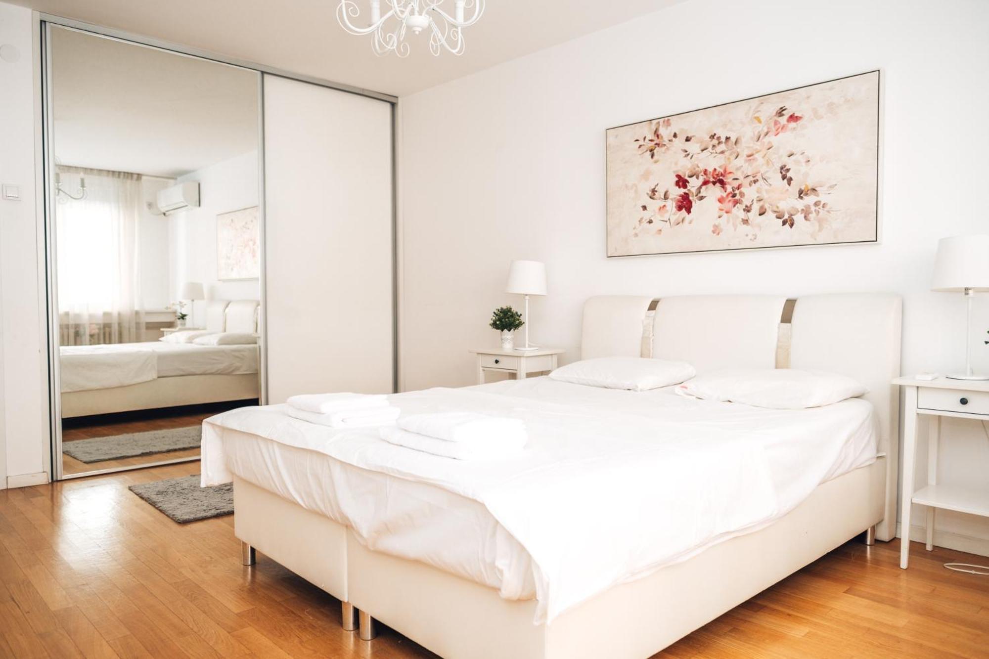 Crown Central Three Bedroom Apartment Белград Екстериор снимка