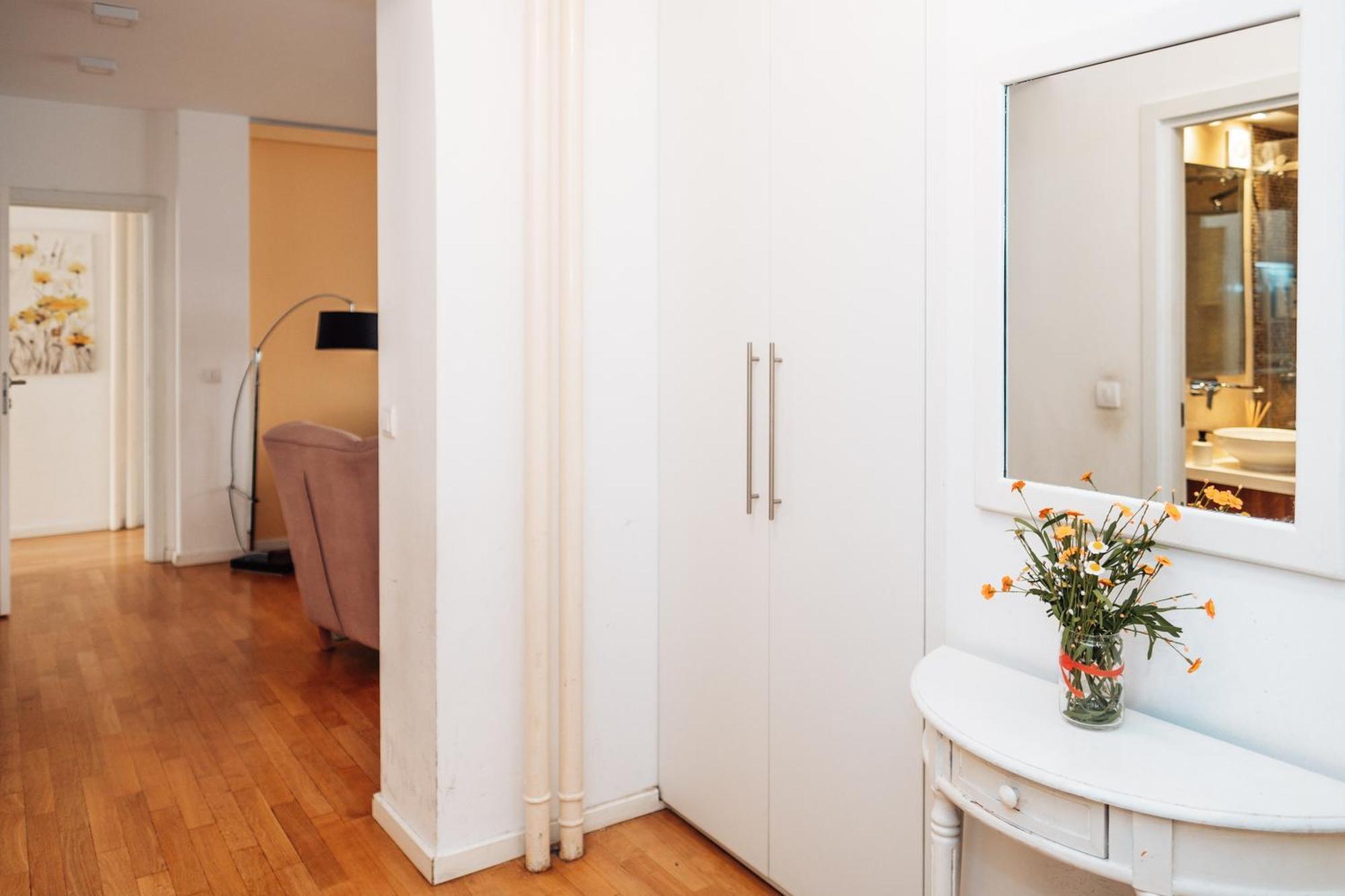 Crown Central Three Bedroom Apartment Белград Екстериор снимка