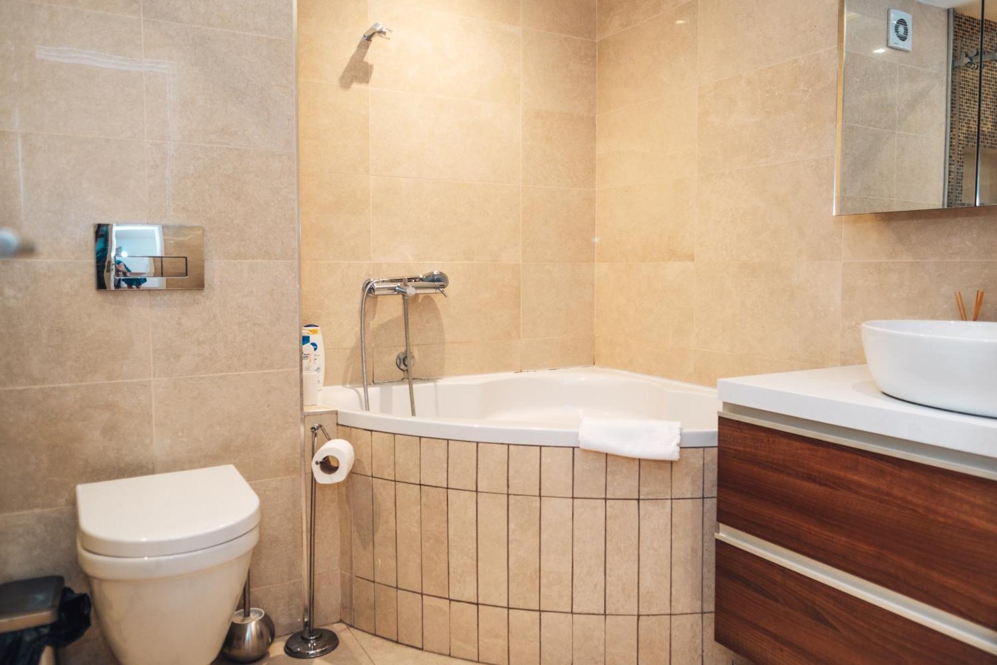Crown Central Three Bedroom Apartment Белград Екстериор снимка