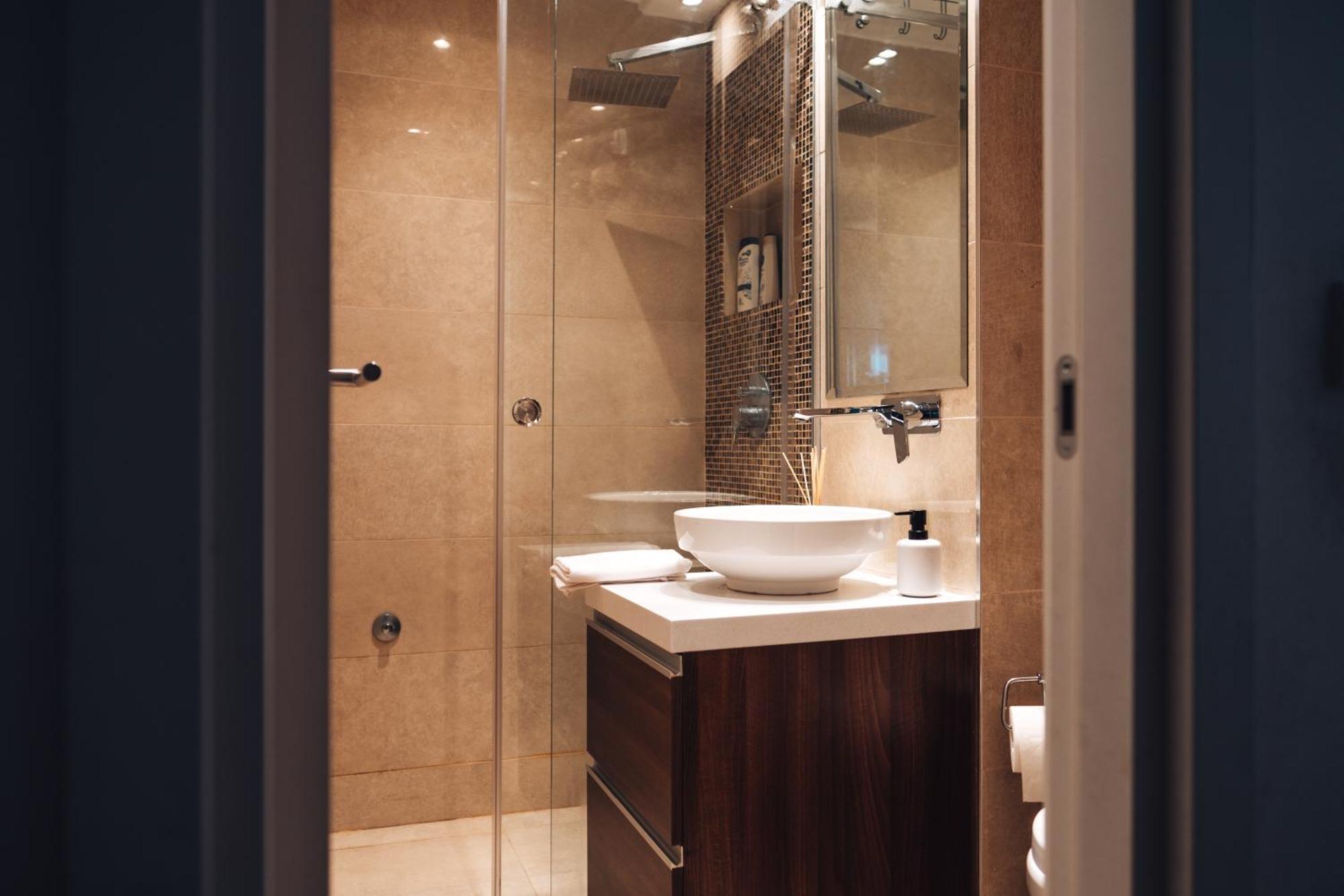 Crown Central Three Bedroom Apartment Белград Екстериор снимка