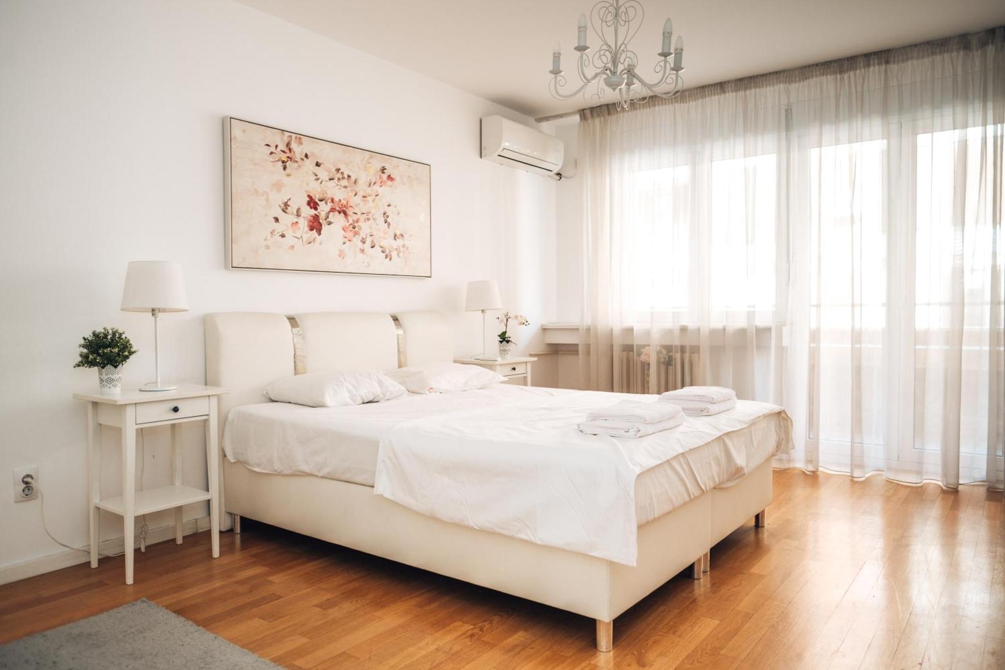Crown Central Three Bedroom Apartment Белград Екстериор снимка