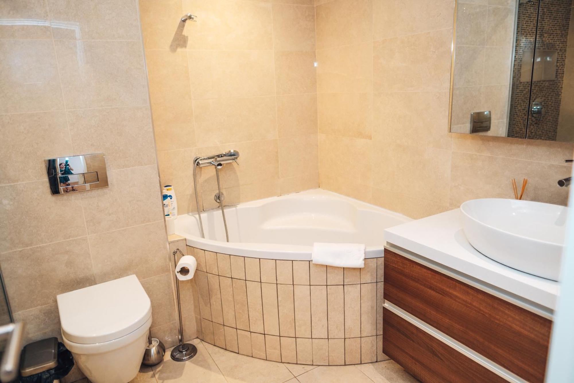 Crown Central Three Bedroom Apartment Белград Екстериор снимка
