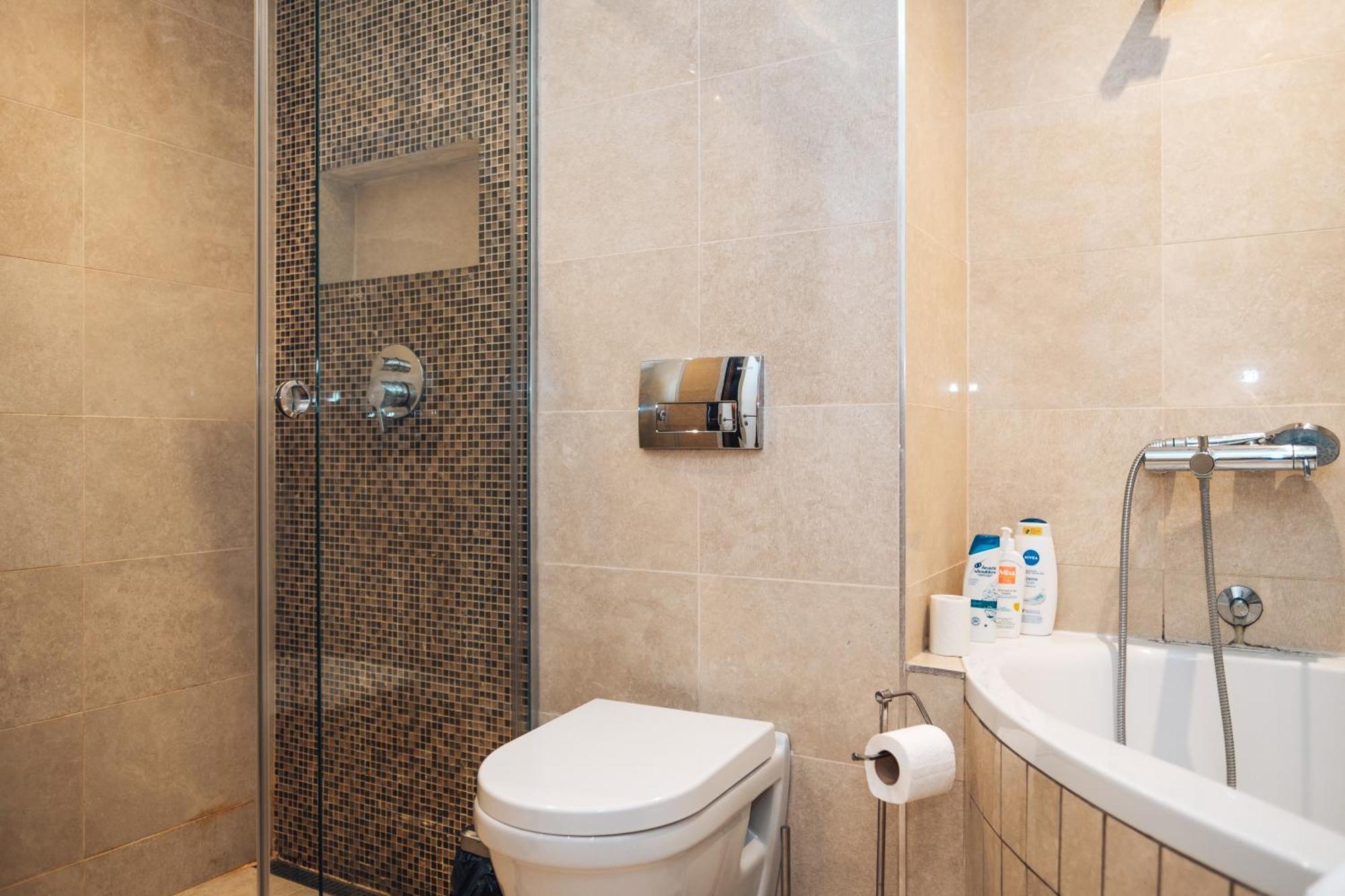Crown Central Three Bedroom Apartment Белград Екстериор снимка