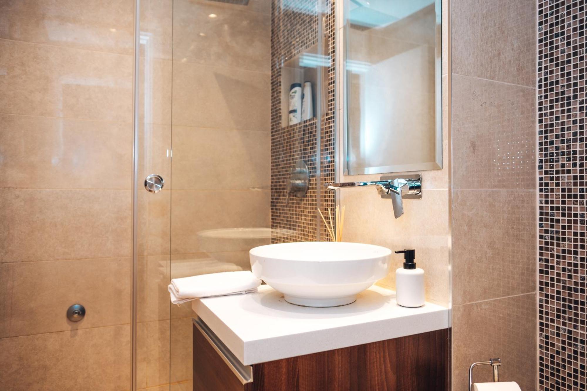 Crown Central Three Bedroom Apartment Белград Екстериор снимка