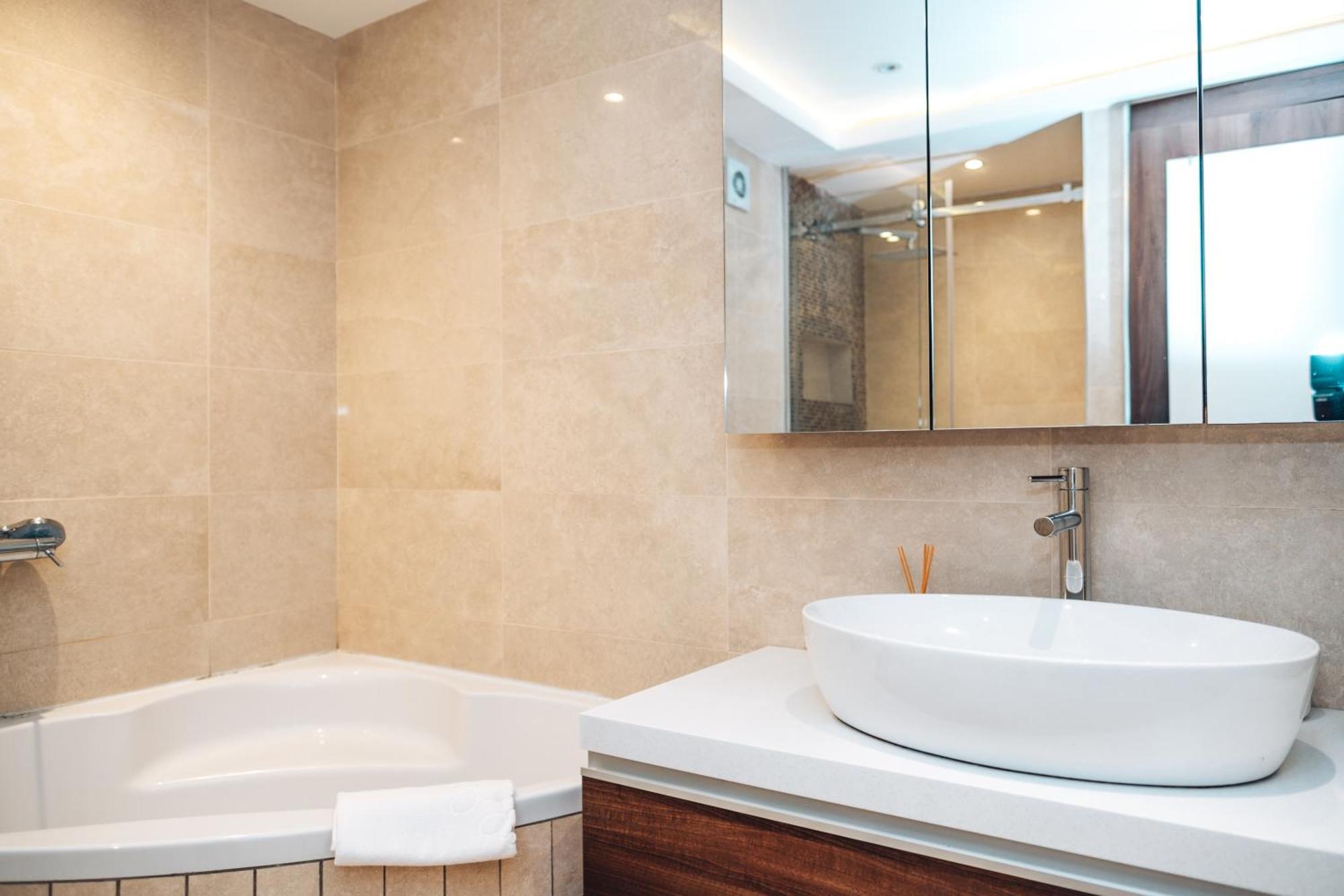 Crown Central Three Bedroom Apartment Белград Екстериор снимка