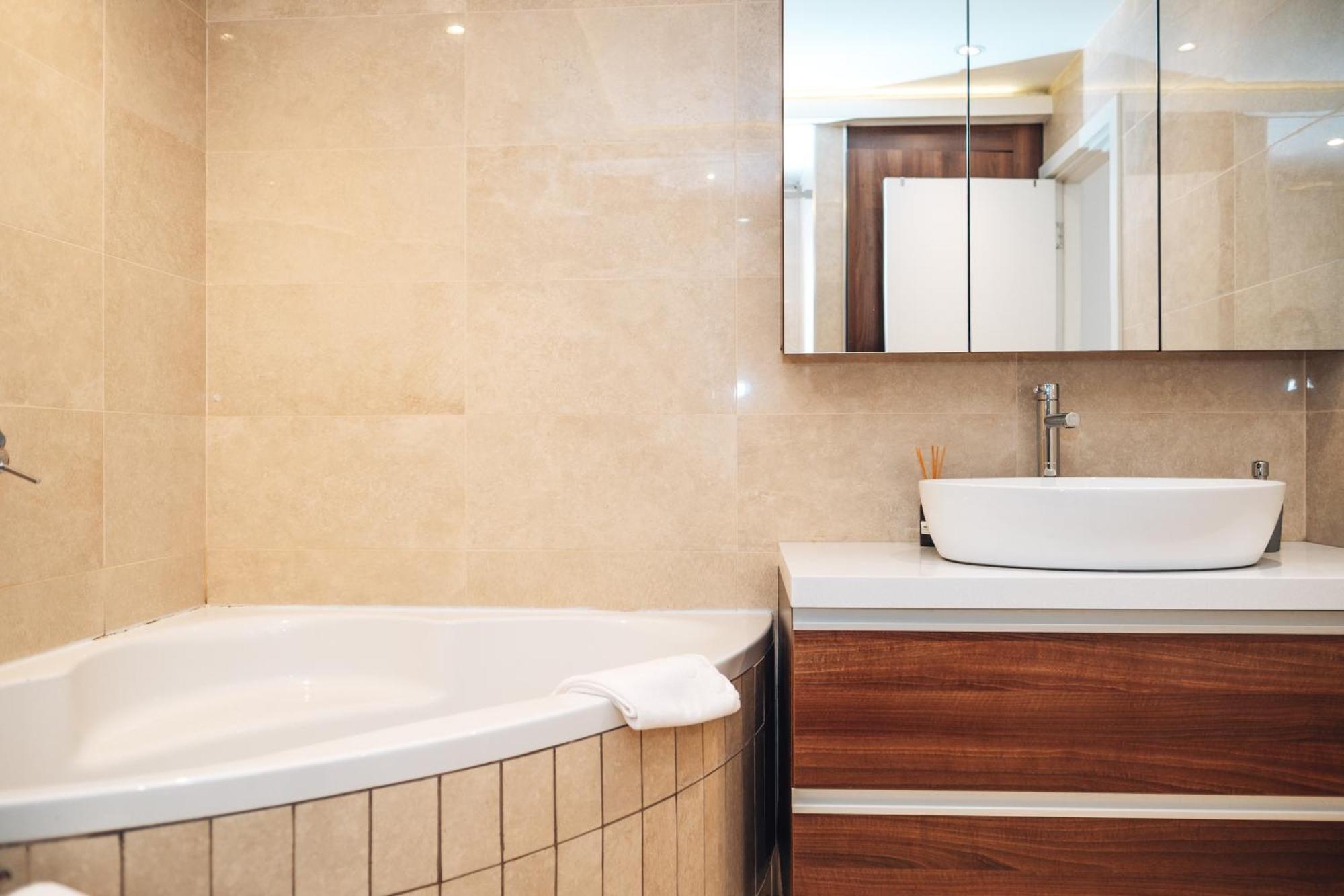 Crown Central Three Bedroom Apartment Белград Екстериор снимка